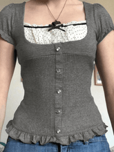 Stricktop mit Rüschen-Patchwork und Knöpfen
